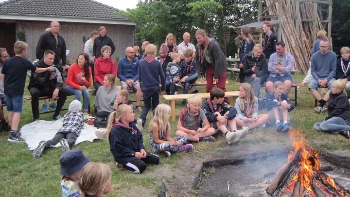 Hyggeligt lejrbål efter grill